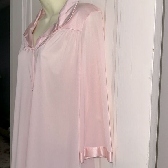 Vanity Fair Pink Nylon Short Robe  with 3/4 sleeves with Floral embellishments - Picture 3 of 8